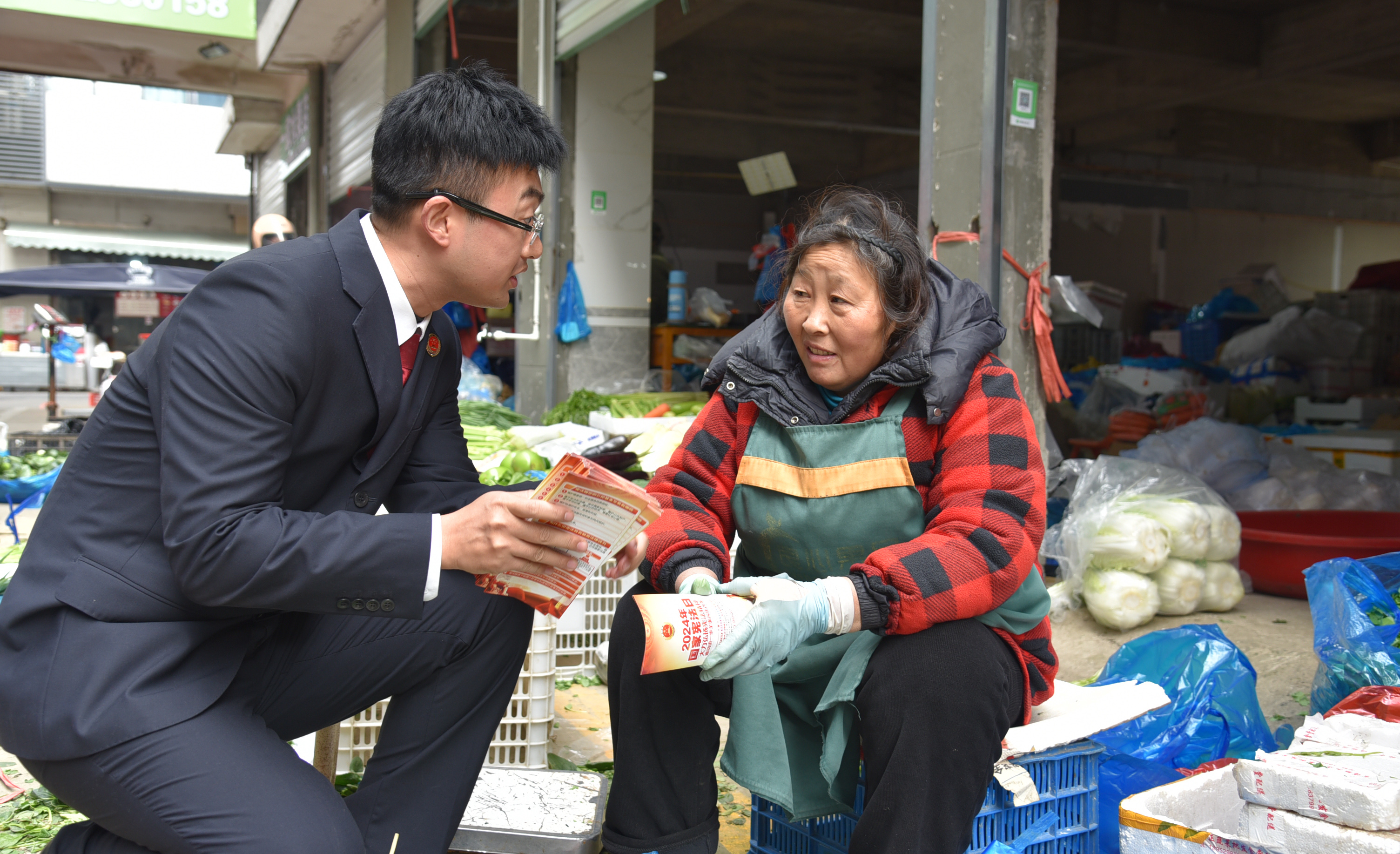 扬中市检察院走进农贸市场为群众提供一对一法律咨询服务