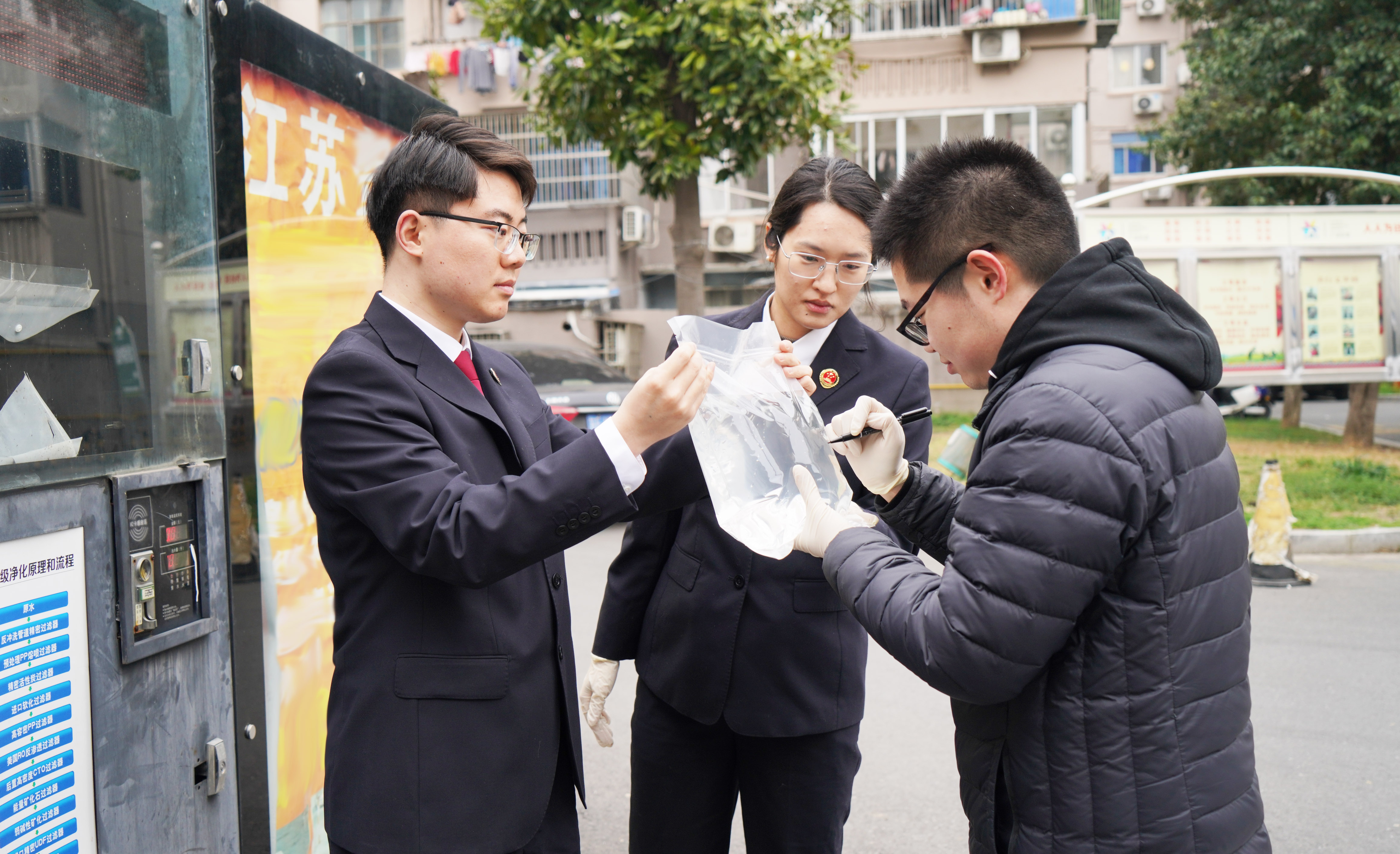 无锡市梁溪区检察院针对小区内自动饮水机的水质安全问题开展现场抽样